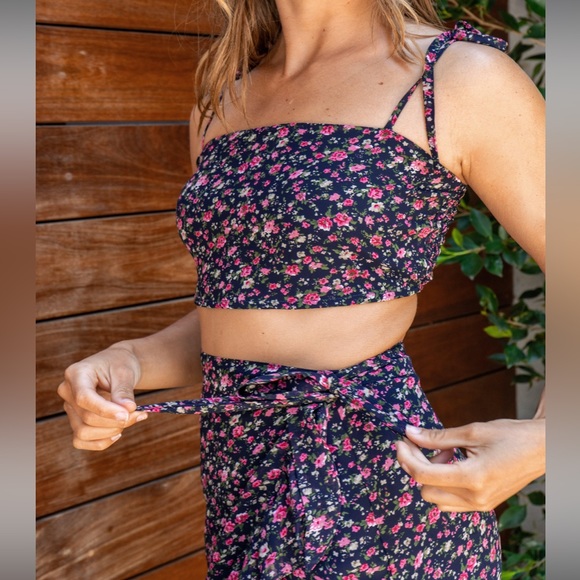 Nasty Gal Tops - NEW Nasty Gal Floral We Know Tie Crop Top Size 4